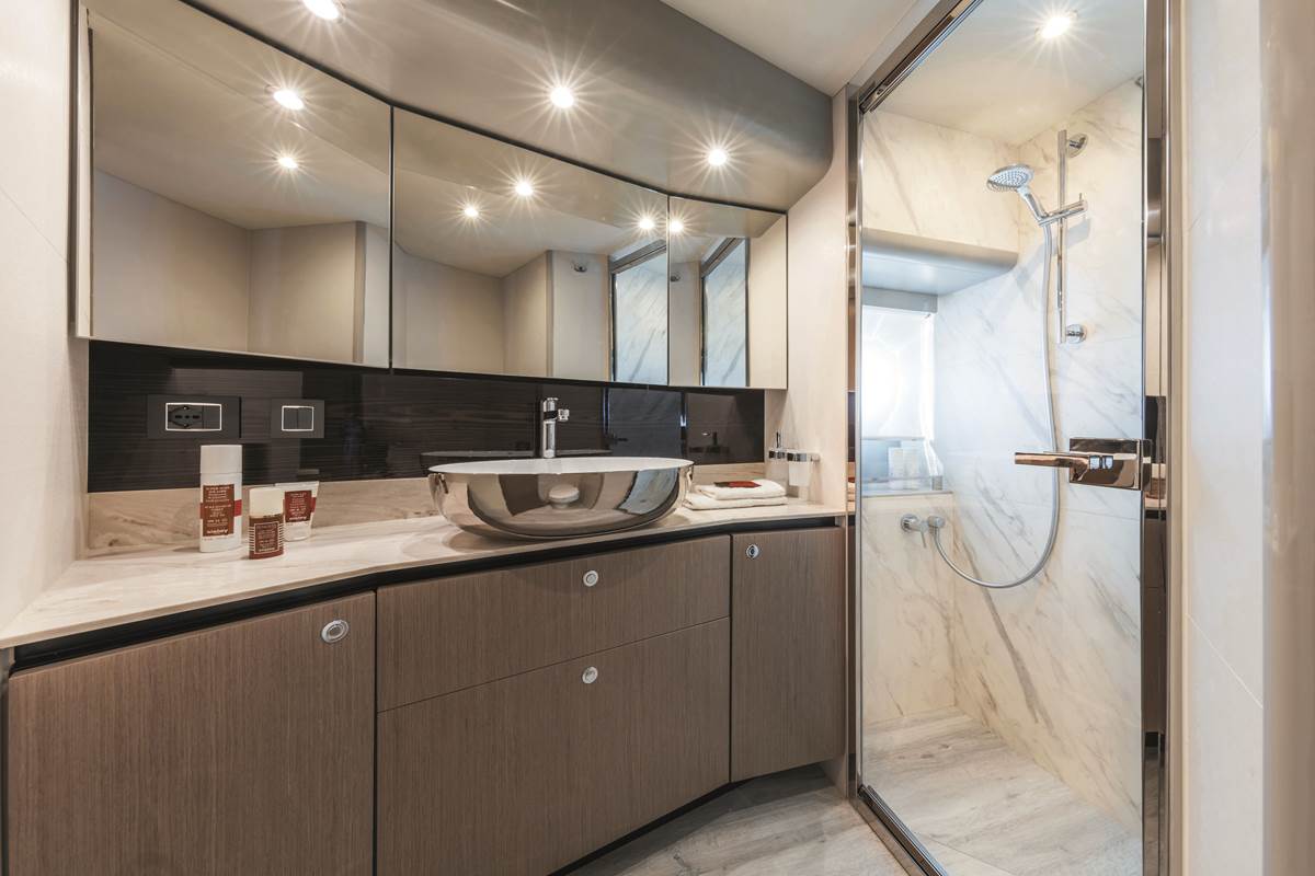 24-Absolute-Navetta48-Master-EnSuite.jpg